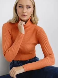 Detailansicht der weichen Textur eines orangefarbenen Damen-Rollkragen-Strickpullovers