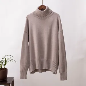 Detailansicht eines eleganten, lockeren Rollkragenpullovers in weichem Taupe-Strick