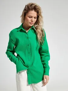 Vista dettagliata della camicia da donna in garza di cotone stropicciato verde brillante