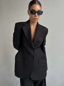 Modella professionista che indossa un blazer nero sfiancato dal design professionale