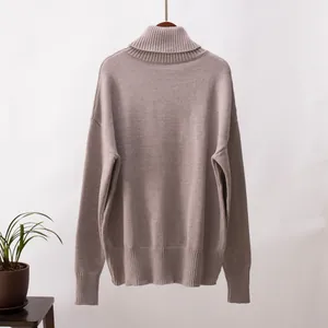 Eleganter, locker sitzender Rollkragen-Strickpullover für Damen in edlem Taupe-Farbton