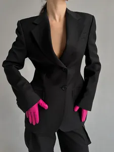 Dettaglio del blazer nero sciancrato in vita con scollo a V, ideale per l'ufficio.
