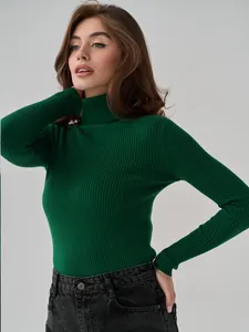 Detailansicht des smaragdgrünen Rollkragen-Rippstrickpullovers für Damen in schmaler Passform