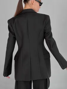 Vista posteriore professionale di un blazer nero sfiancato da donna con dettaglio vita elegante