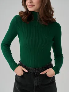 Detailansicht eines dunkelgrünen Damen-Rollkragenpullovers in feiner Rippstrick-Optik