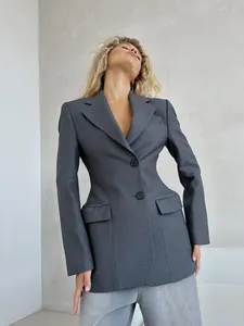 Vista dettagliata della vita sciancrata di questo blazer da donna grigio antracite