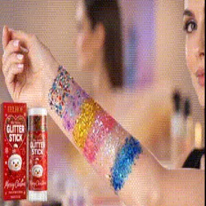 Dettaglio dello stick glitter EELHOE di Natale con riflessi colorati sulla pelle