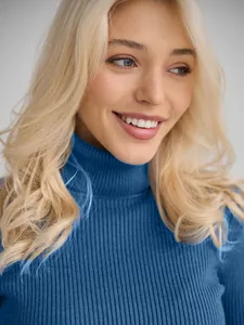 Detailansicht der gerippten Textur eines blauen Rollkragenpullovers für Damen