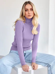 Detailansicht der Rippstruktur und Passform des lila Rollkragenpullovers für Damen