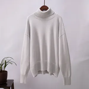 Gemütlicher grauer Rollkragenpullover in Übergröße mit gerippten Bündchen am Saum.