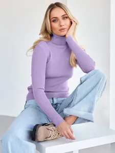 Detaillierte Ansicht eines lila Rollkragenpullovers kombiniert mit hellblauen Jeans.