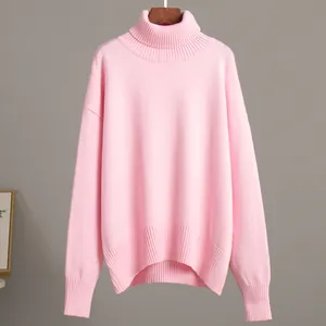 Detaillierte Vorderansicht eines weichen rosa Strick-Rollkragenpullovers am Kleiderbügel