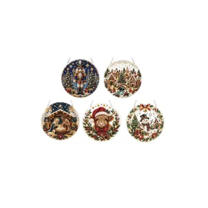 Set di cinque ornamenti natalizi circolari da appendere con splendidi motivi festivi