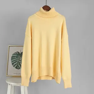 Eleganter, locker sitzender gelber Strickrollkragenpullover mit Rippbündchen.