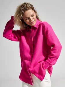 Elegante camicia in crespo di cotone rosa magenta da donna, vestibilità ampia e maniche lunghe