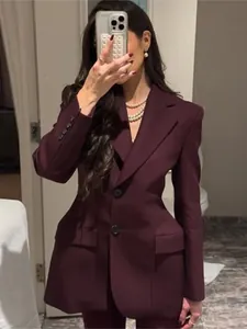 Dettaglio di un elegante blazer bordeaux slim-fit con design a vita stretta donna