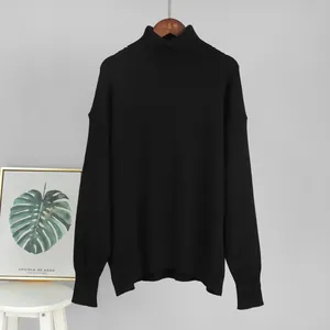 Detailansicht eines eleganten schwarzen Rollkragenpullovers mit lockerem Schnitt
