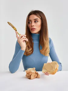 Detailansicht eines stilvollen blauen Rollkragen-Strickpullovers an einem Profi-Model