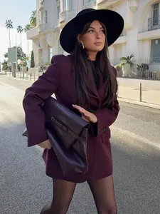 Dettaglio del blazer bordeaux sciancrato da donna per un look da ufficio alla moda