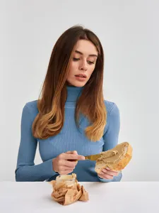 Lifestyle-Foto eines blauen Damen-Rollkragenpullovers in gemütlicher Morgenatmosphäre