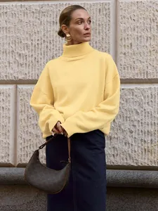 Detailansicht eines eleganten gelben Rollkragenpullovers für die Herbst-Saison.