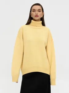 Lockerer hellgelber Rollkragenpullover mit weicher Strickstruktur an einem Model