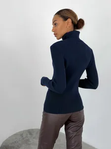 Detailansicht der Rückseite eines dunkelblauen Rollkragenpullovers für Damen