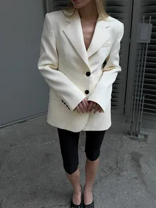 Vista dettagliata di un elegante blazer crema slim fit da donna con vita sciancrata