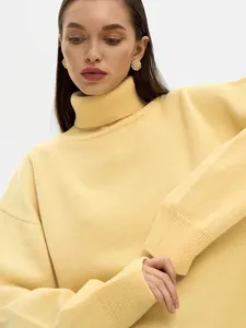 Detailansicht eines eleganten, losen, gelben Rollkragenpullovers für Herbst und Winter
