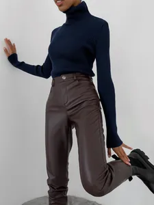 Detailansicht eines dunkelblauen Rollkragenpullovers aus Rippstrick für Damen im Herbst