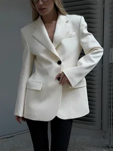 Dettaglio ravvicinato di un blazer slim fit panna da donna con elegante design avvitato