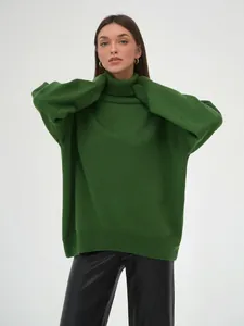 Model trägt einen eleganten, übergroßen grünen Rollkragenpullover für Herbst und Winter