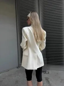 Dettaglio posteriore di un blazer bianco slim-fit di alta qualità che esalta la vestibilità