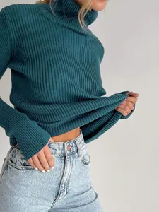 Detailansicht eines dunkelgrünen Rollkragenpullovers aus Rippstrick für Damen