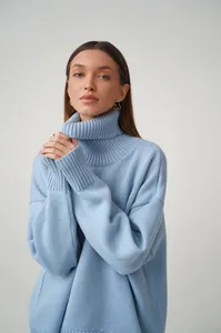 Nahaufnahme eines eleganten hellblauen Oversized-Rollkragenpullovers für den Winter