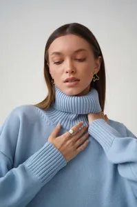 Detailaufnahme eines eleganten hellblauen Rollkragen-Strickpullovers für Damen 2026