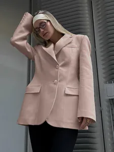 Blazer sciancrato rosa cipria con scollo a V e silhouette moderna per l'ufficio.