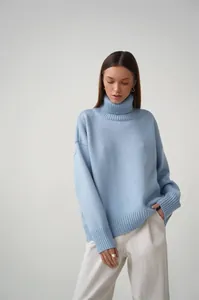 Eleganter übergroßer hellblauer Strickpullover mit Rollkragen und feinen Rippbündchen