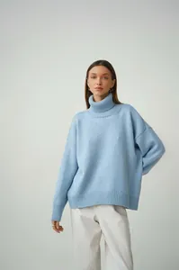 Eleganter hellblauer locker sitzender Strickrollkragenpullover für Damen am Modell