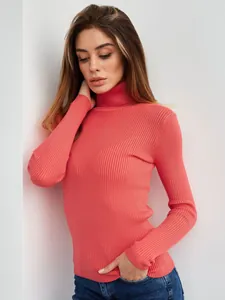 Eleganter korallenrosa gerippter Rollkragenpullover für Damen mit schmaler Passform.