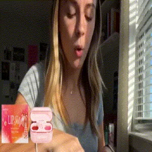 Detailansicht von Zephoco zweifarbigem Jelly Lipgloss #01 in häuslicher Umgebung