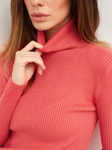 Detailansicht eines weichen korallenroten Rollkragenpullovers mit Rippenstrick für Damen