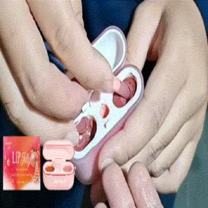 Detail van het aanbrengen van de zephoco tweekleurige lip jelly in nude roze en oranje