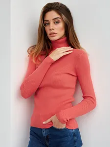 Detailaufnahme eines Damen Rollkragenpullovers in Koralle mit weicher Rippenstruktur