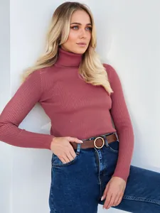 Detailaufnahme eines malvenfarbenen Rollkragenpullovers mit hochwertiger Rippstrick-Textur.