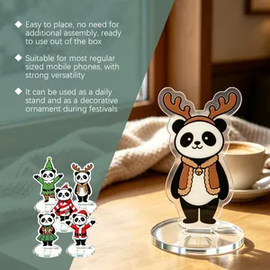 Vista dettagliata del supporto per telefono in acrilico panda con abiti festivi
