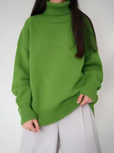 Eleganter grüner Oversize-Rollkragenpullover mit weichem Rippstrick-Struktur-Detail