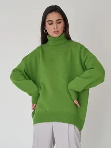 Eleganter grüner Strickpullover mit Rollkragen für Damen, gemütlicher Oversize-Look.