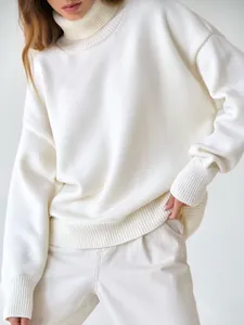 Detailansicht eines weißen Oversize-Rollkragenpullovers mit Rippstrick-Textur