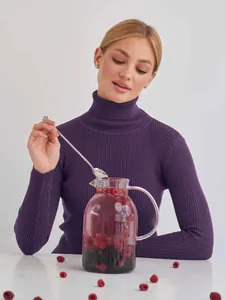 Elegante Frau in einem lila Rollkragenpullover aus Strick in Lifestyle-Umgebung